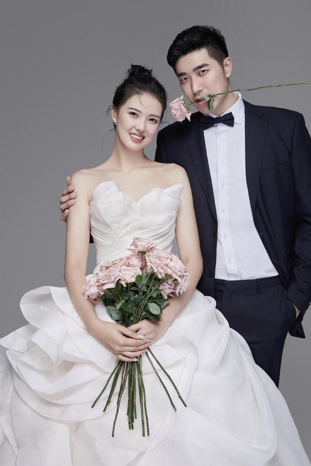 张常宁|女排张常宁公开唯美婚照,与男篮球员吴冠希6月举行婚礼:金童玉女