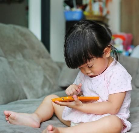 孩子|孩子拿手机玩小游戏,电子产品是洪水猛兽,还是益智工具?