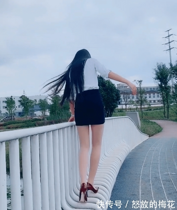 调皮 穿着高跟鞋还调皮,真怕你崴脚!