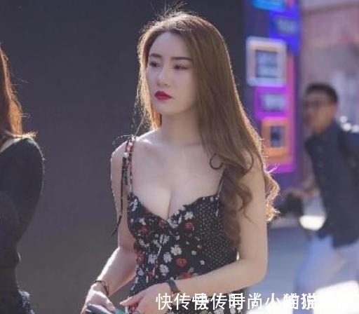 穿搭 吊带长裙露出洁白锁骨,长发搭在肩上,尽显魅惑!