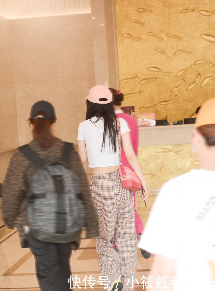 格外|粉色的帽子具有衬肤的效果,让小姐姐显得格外的青春