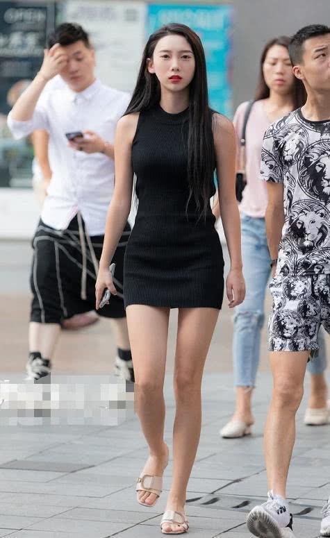 好看|街拍时尚小姐姐一身打扮真有气质,小姐姐这样搭配超好看