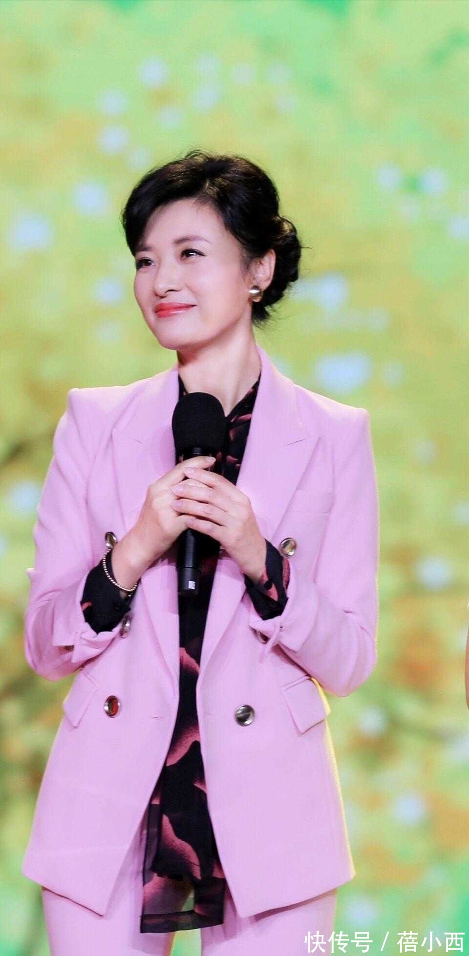 外套|周涛的私服穿搭才叫高级，印花外套配小白裤好美，60后女性可照穿