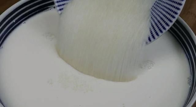 2个鸡蛋,4袋牛奶,教你一个想不到的做法,连吃10天都不腻