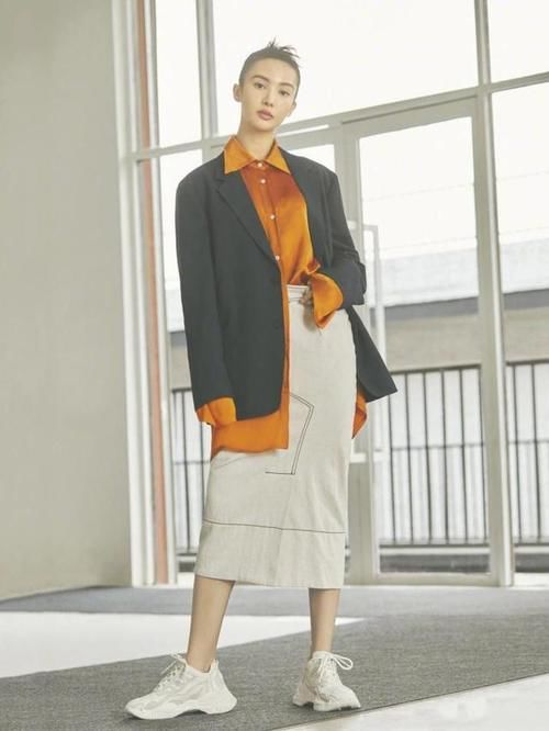 最近流行穿“过膝裙+西装”，洋气显高又保暖，时髦精们也爱了