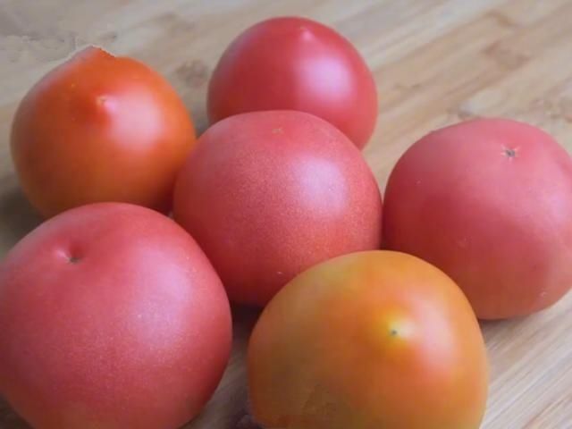 买西红柿就要选“母”的,牢记这4点,沙甜多汁,不花冤枉钱