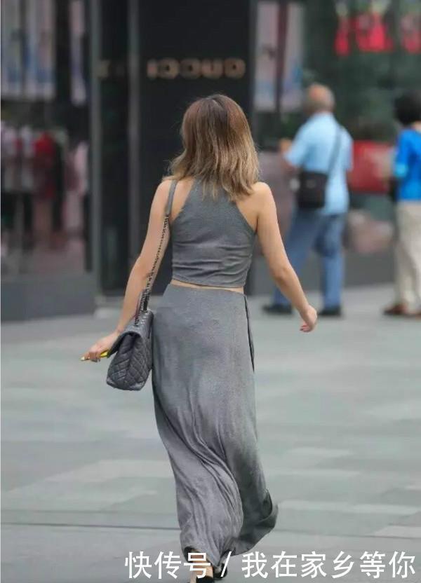 今夏流行穿“围裙”你没有看错,时髦又个性,女孩们争着穿