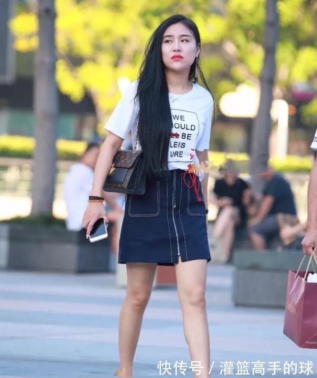 英文|带有英文图案的白色短袖T恤，与短款牛仔裙搭配，修饰可爱的身姿