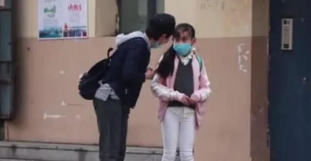 裤子|12岁小女生路上突遇“初潮”,染红白裤子不自知,路人行为太暖心