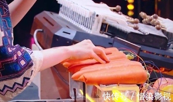 再献神技!邓紫棋用红萝卜轻松弹出《沧海一声笑》