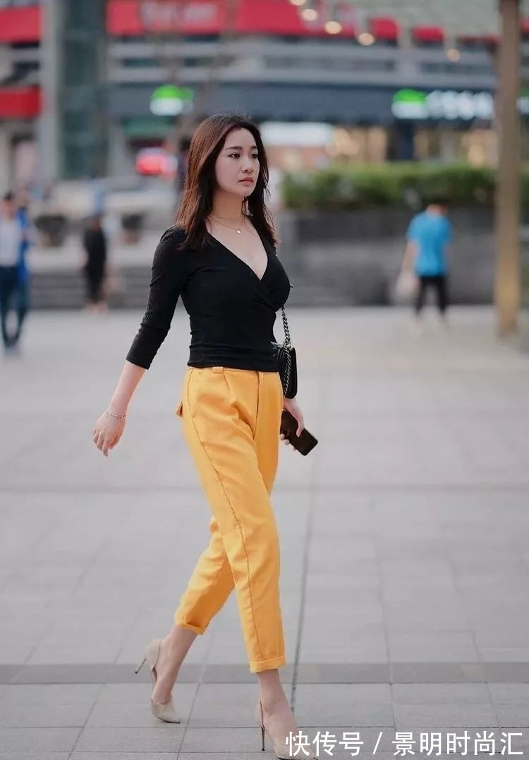 美丽 时尚的穿搭,白色短袖衫配黑色网纱裤,清凉美丽又优雅大方