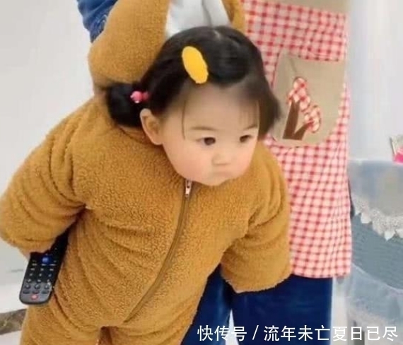 厨房|宝宝跑厨房捣乱,奶爸直接单手拎出来,网友:宝宝是捡来的?