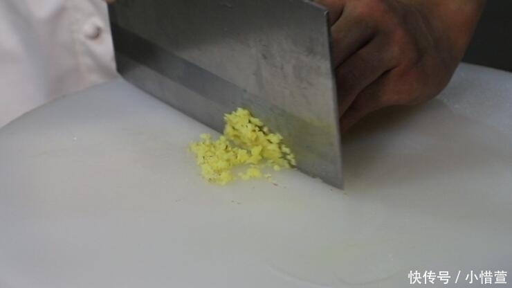 皮蛋的美味做法,只要一个料汁,制作超简单,全家都爱吃