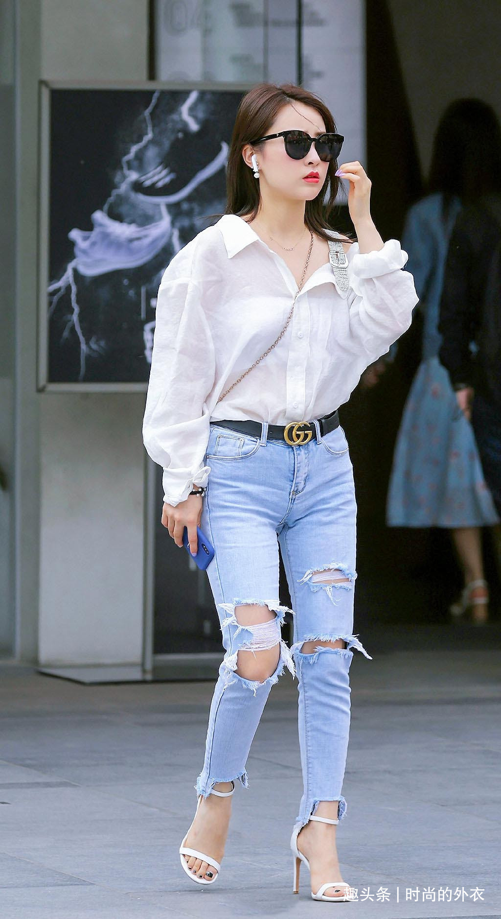 牛仔裤选择破洞款,时髦又百搭,让你轻松演绎都市时尚美