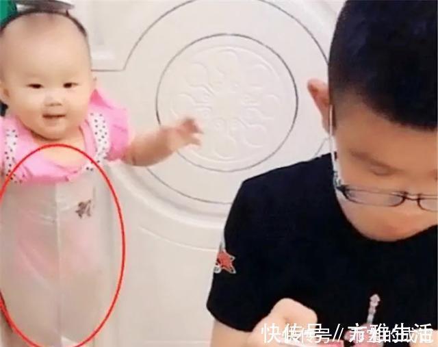 父母|大宝带二宝靠谱?为打游戏“封印”妹妹,网友:还能这样带娃?