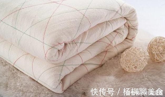 被子|被子盖久了有异味?教你4招,不晒不洗就能让被子干净又杀菌!