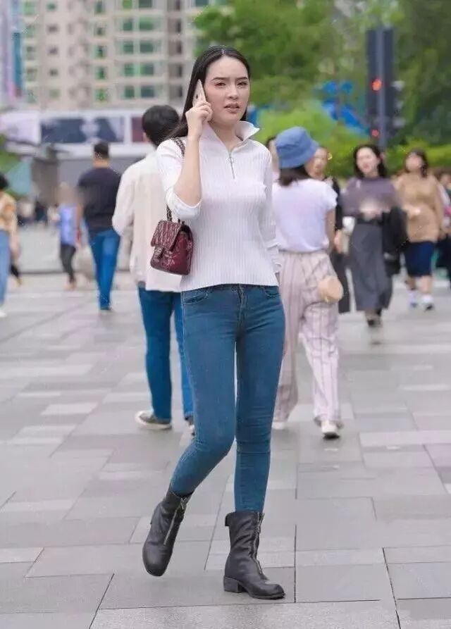 又带火了一种穿法,“牛仔裤+半筒靴”,时髦又修身,太值了