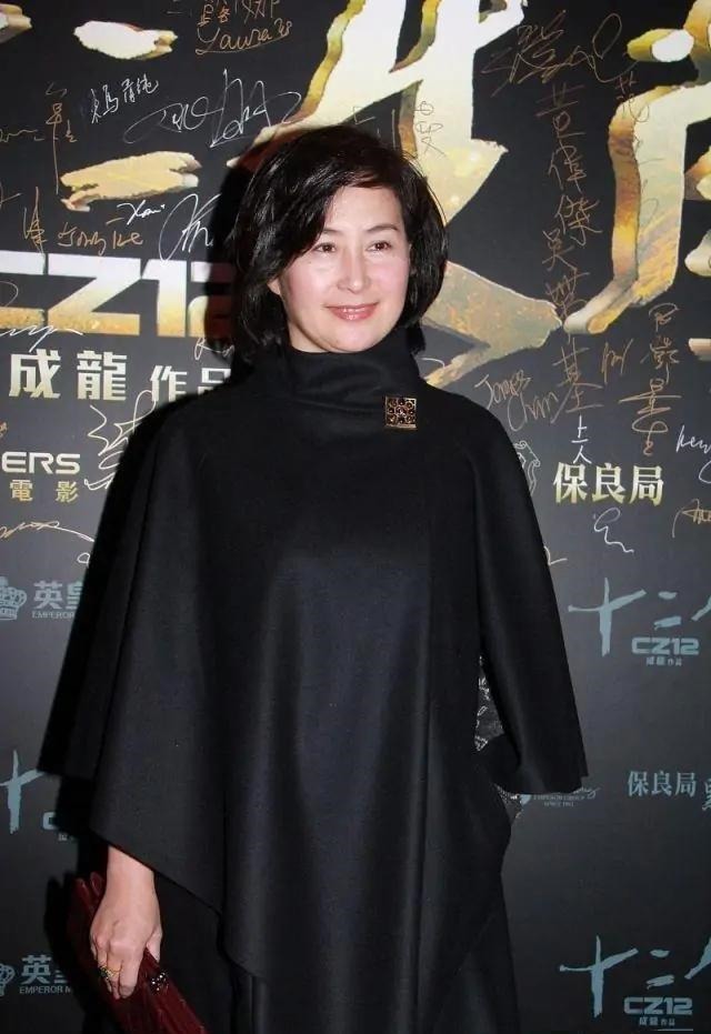 何超琼的贵族气质好浓郁,黑色斗篷裙配阔腿裤优雅端庄,时髦高级