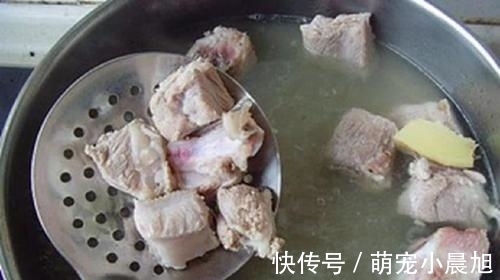 排骨|为啥排骨焯水后变得又腥又柴?看完大厨做法才明白,原来用错水了