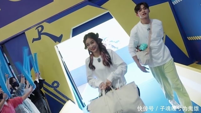 b奔跑吧:大半夜录节目都穿长裤,偏她一人短裤抢镜,是有多臭美?