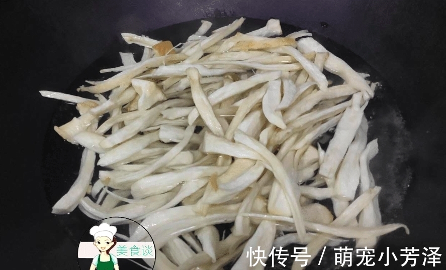 老少皆宜|这三样食材一起炒,不放肉也很鲜,难怪儿子爱吃,做法简单还营养