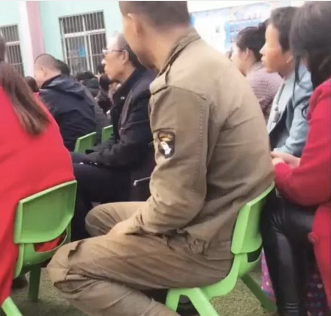 爸爸穿着工作服参加幼儿园家长会,照片上传到网络引发讨论
