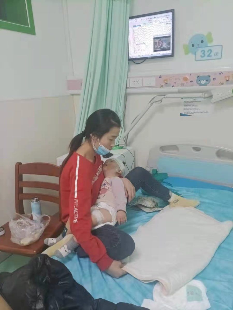 青岛市妇女儿童医院|10个月大婴儿床上坠落致脑梗塞，负担不起高额治疗费，谁来帮帮这个家？