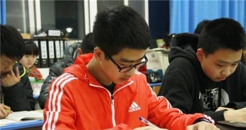 11岁孩子留下遗书跳楼,家长痛苦追责学校,学校回应说出网友心声