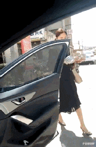 架势|“对门刚搬来的小姐姐开着门做饭,好奇瞅了一眼,这架势是刚睡醒?”,哈哈哈哈!