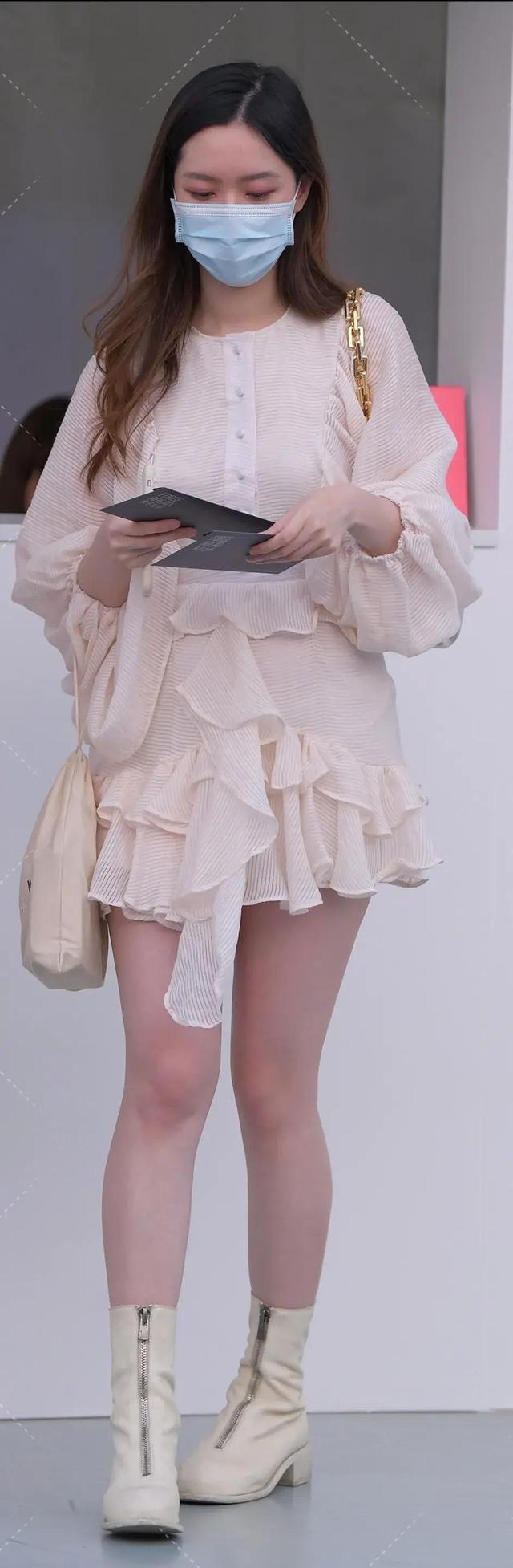 显“少女心”的穿搭成了热门, 这样的花瓣裙子让身材看的非常火辣