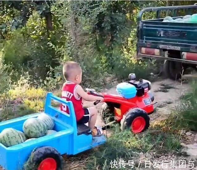 驾驶玩具车|萌宝亲自驾驶“玩具车”帮姥爷载瓜,忙前忙后,网友:小伙技术不错呀