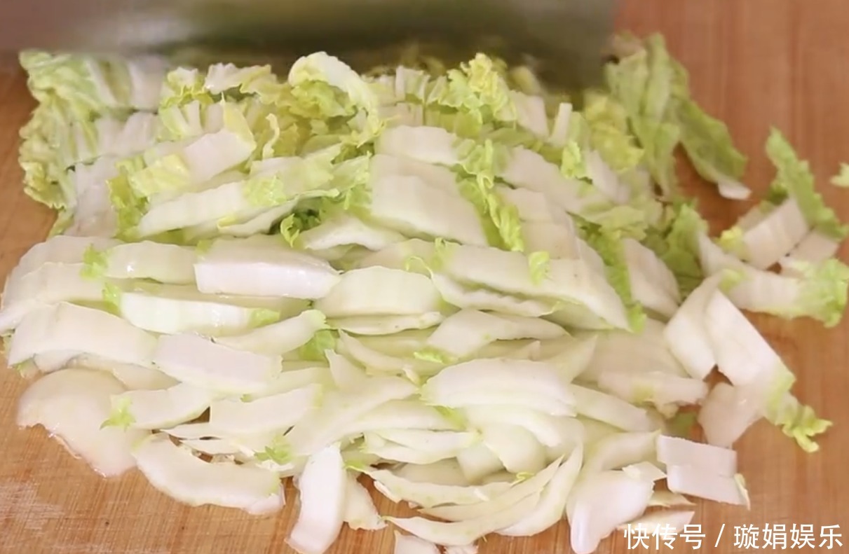 半颗白菜1把面条,简单一做,香辣美味,面条吸收汤汁,超好吃