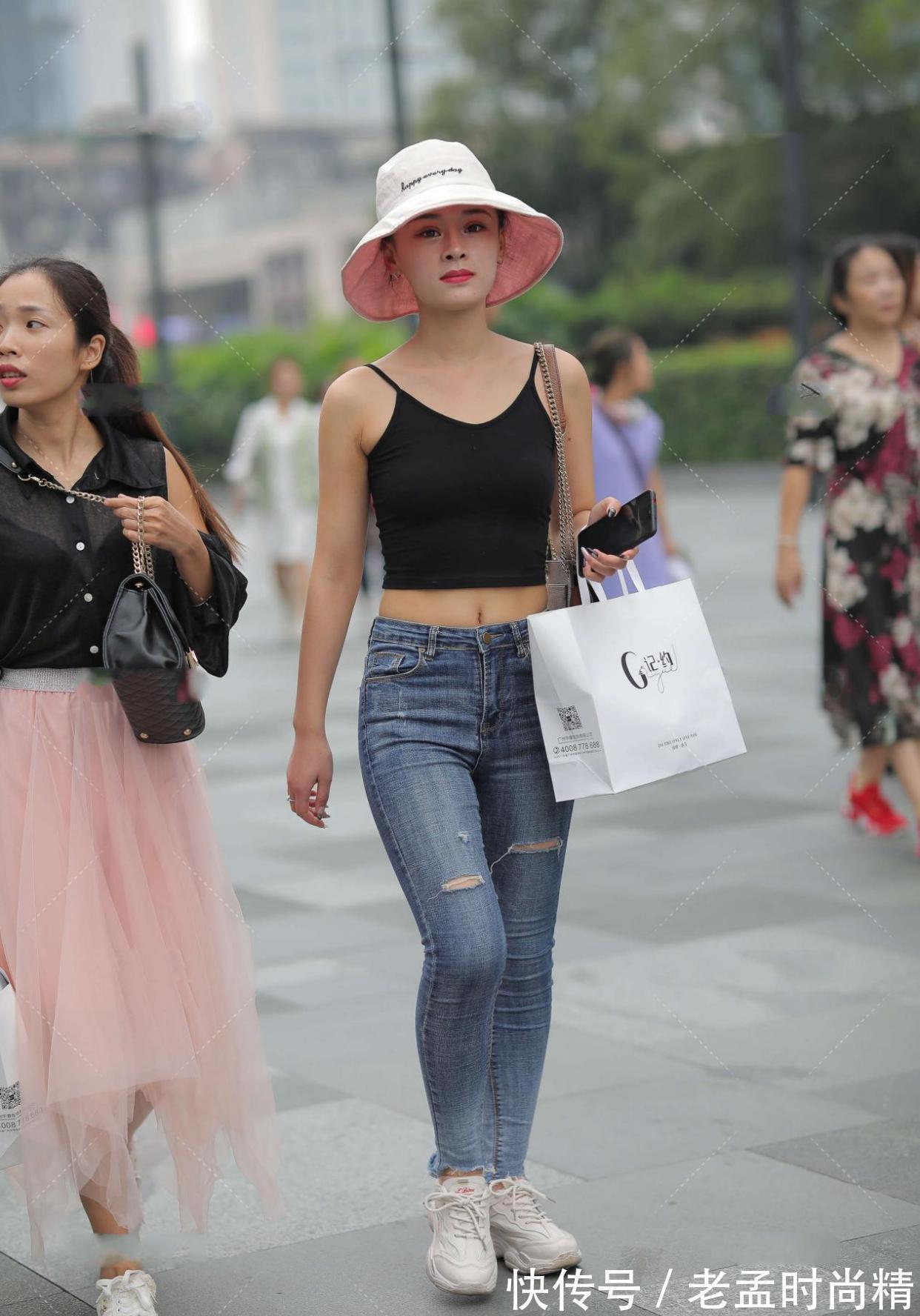 牛仔裤 黑色上衣搭配深蓝色牛仔裤,时尚潮流,休闲风