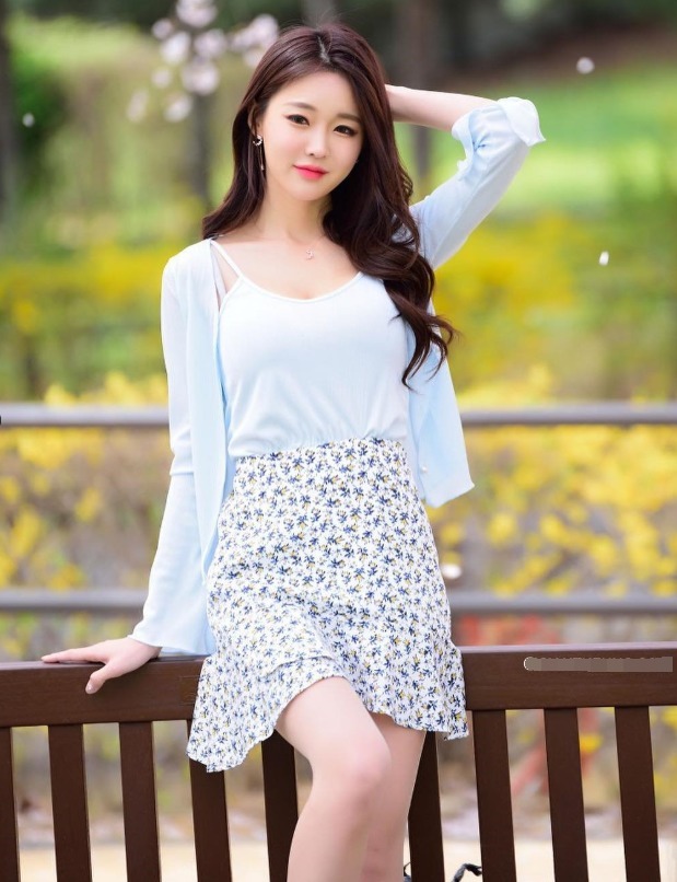 淡紫色 美女脚上搭配一双拼色的高跟鞋,穿起来非常的时尚又舒适