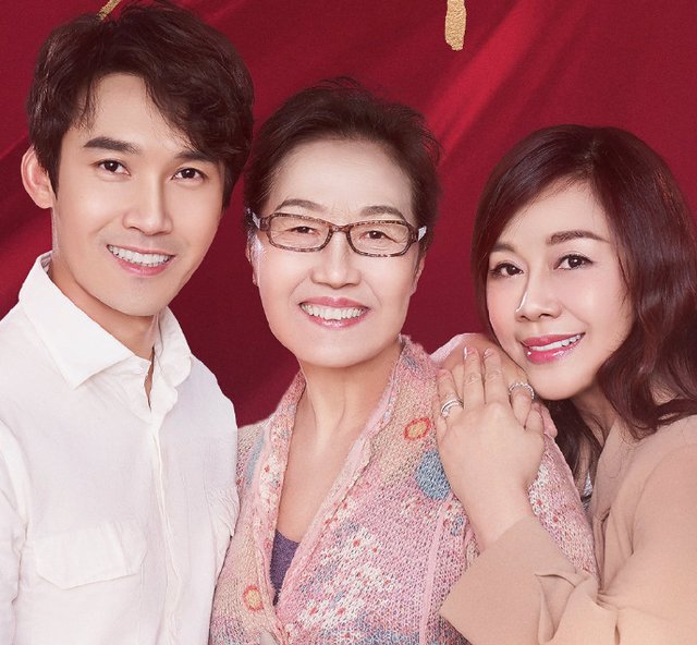 《婆妈2》宣传照，黄圣依侯佩岑张铎家都是三人合体，杜淳偏不同