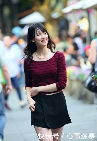  凹凸|街拍：小姐姐身材丰满性感魅力十足，凹凸有致，你喜欢吗？