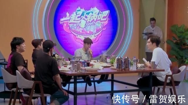 王一博吃火锅为啥只拍上半身当镜头下移看清下半身，笑出猪叫