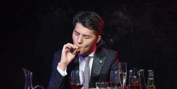 小杯酒|4种行为是男性衰老“加速器”,喝酒抽烟不算什么,你中招了吗?