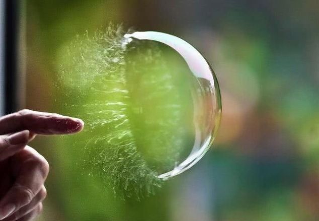 肥皂泡 肥皂泡在破裂的一瞬间,温度竟然可以高过太阳表面温度的几倍