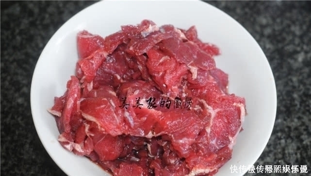炒牛肉时,加料酒是大错特错加点“它”,鲜嫩水灵,还不粘锅