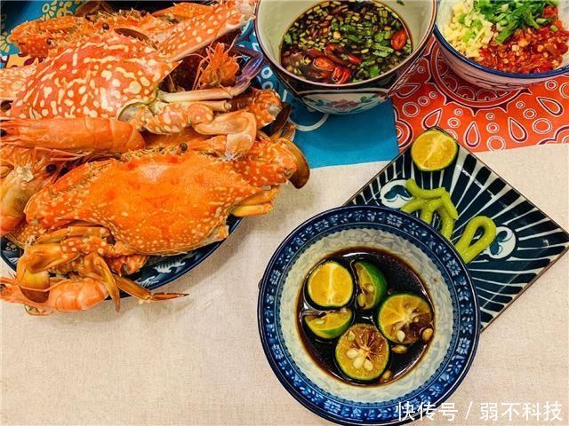 和媳妇自驾出去玩,当地朋友做一桌菜招待,上桌后让人直咽口水