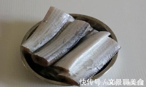 带鱼别再红烧了！只需加入一个“它”，不油炸也不用蒸，孩子爱吃