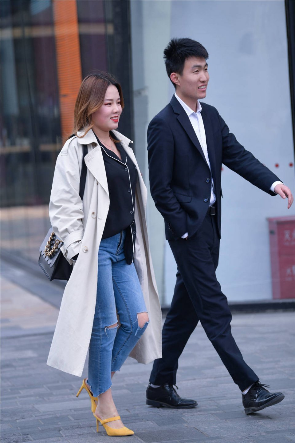 生活|街拍:七分紧身牛仔裤,搭配高跟凉拖,冬天还有不怕冷的姑娘