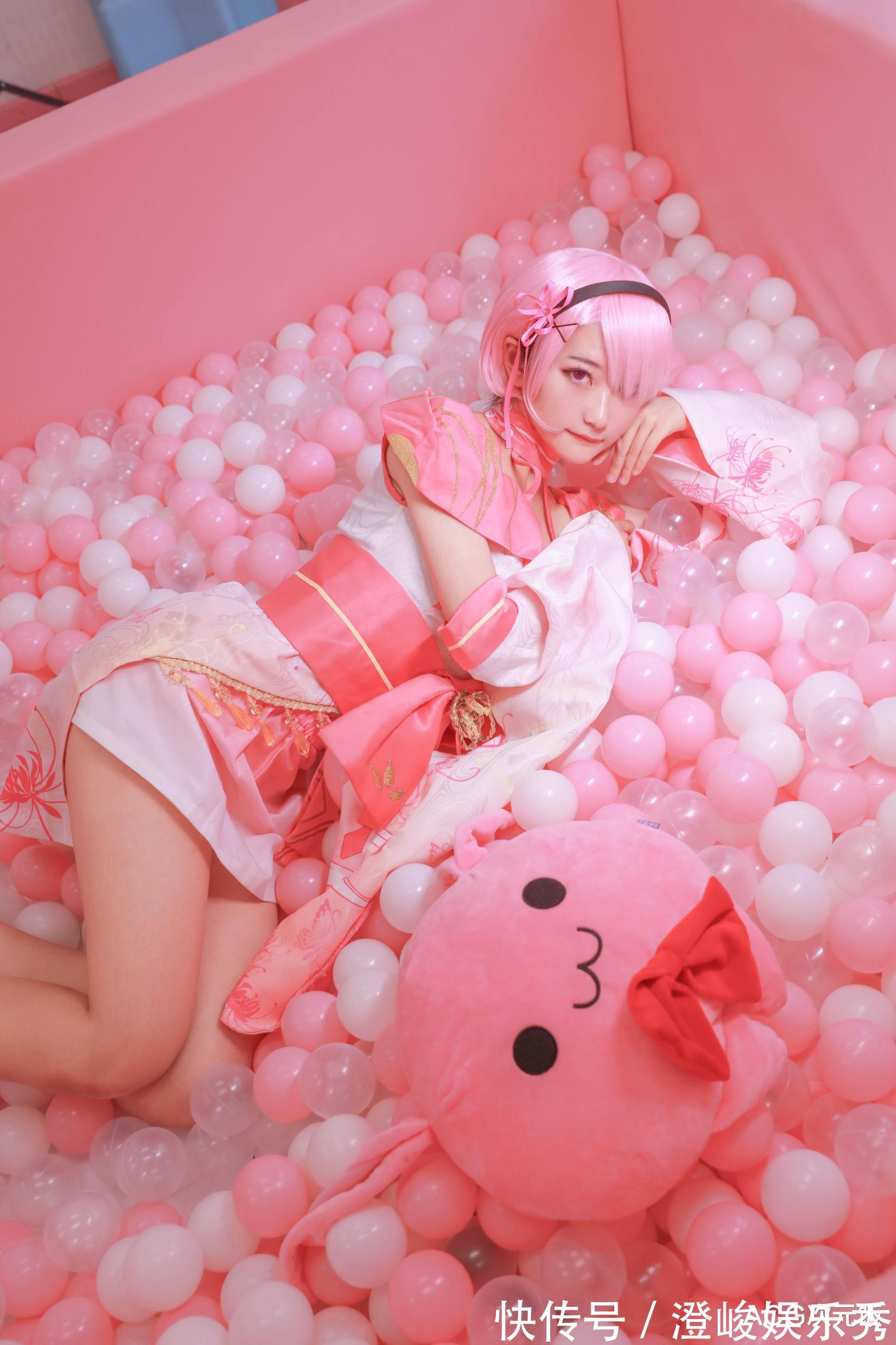 cos|Re0:和服拉姆cos,抬腿侧坐浴缸,姐姐大人和蕾姆老婆我全都要!