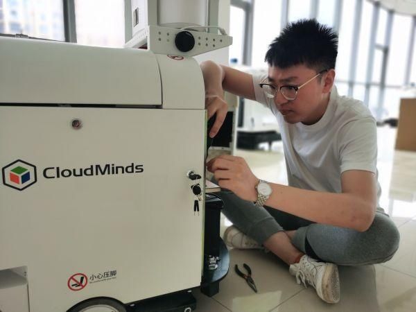 还记得那个会跳舞会说段子的方舱机器人小洪吗,她在北京一家通讯营业厅上班了