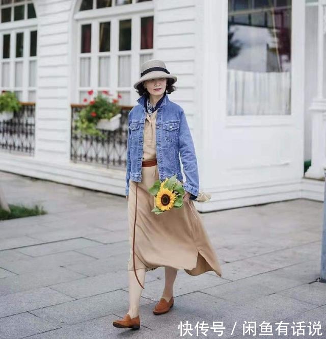 腰线|武汉60岁阿姨穿衣真讲究，连衣裙+草帽尽显法式优雅，减龄又气质
