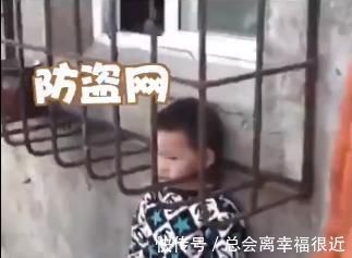 危险|熊孩子被“卡”合集,持续高能,熊孩子:万物皆可把头塞进去