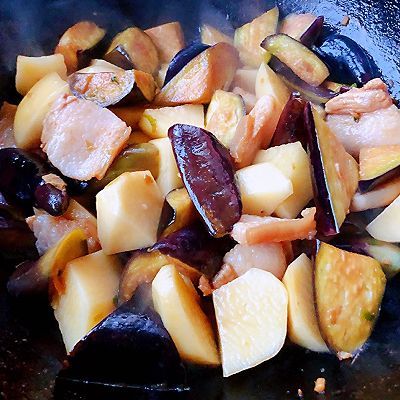 土豆茄子炖五花肉