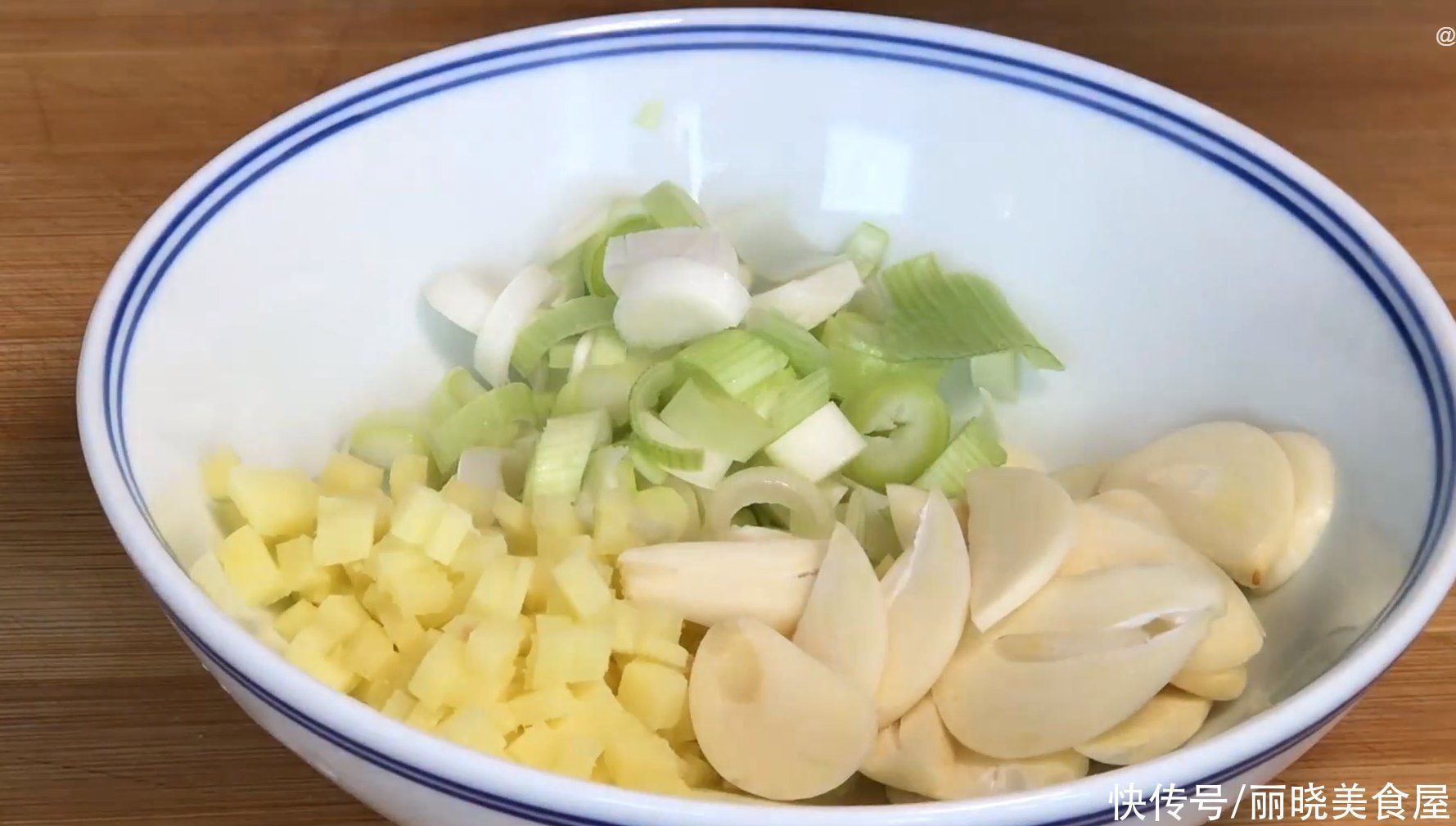 不管煎什么鱼，切记不要直接下锅，教你一招，不粘锅不掉皮