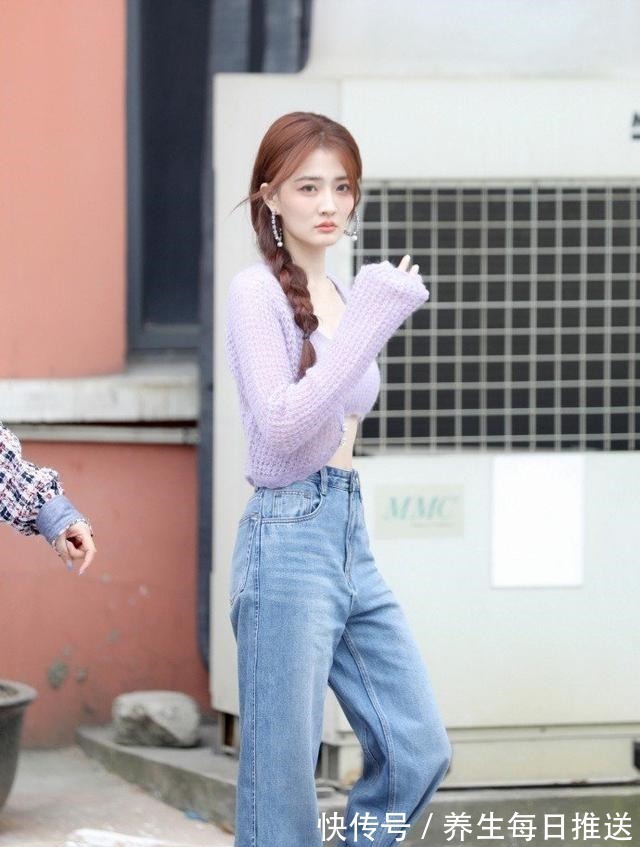 bm风|徐璐陪妈妈录节目大胆穿BM风,身材让超模都羡慕,漫画腰抢镜!